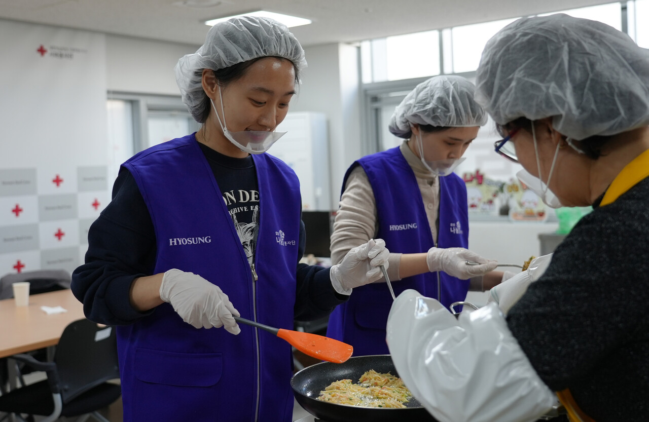 효성 임직원들이 지난 19일 대한적십자사 마포봉사나눔터에 모여 소외된 이웃에게 전달할 ‘사랑의 밑반찬’을 만드는 모습 (출처=효성)