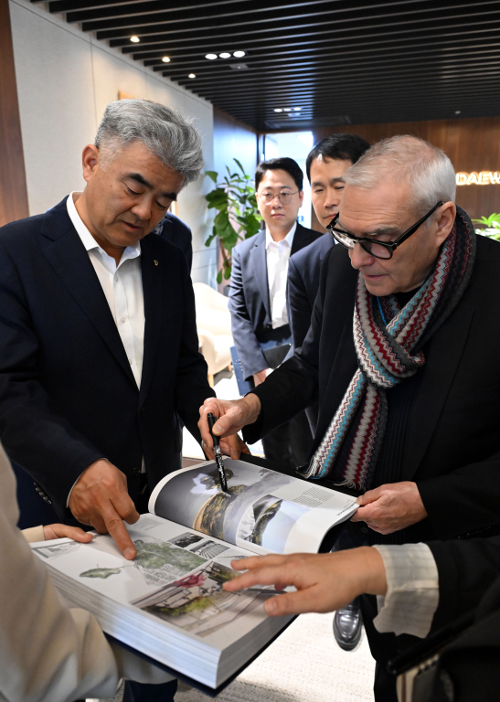 정원주 회장, 건축가 도미니크 페로(출처=대우건설)