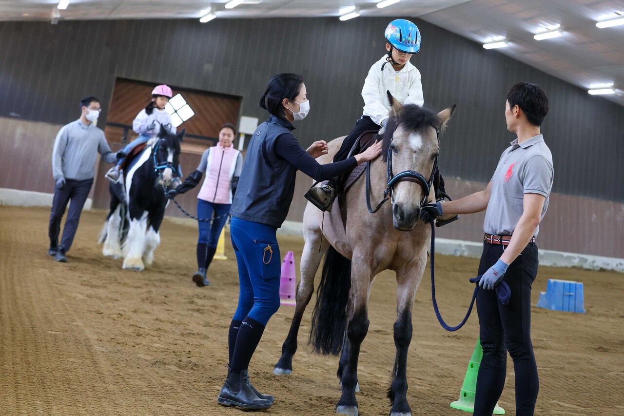 재활승마 체험하는 아이들 (출처=한국마사회)