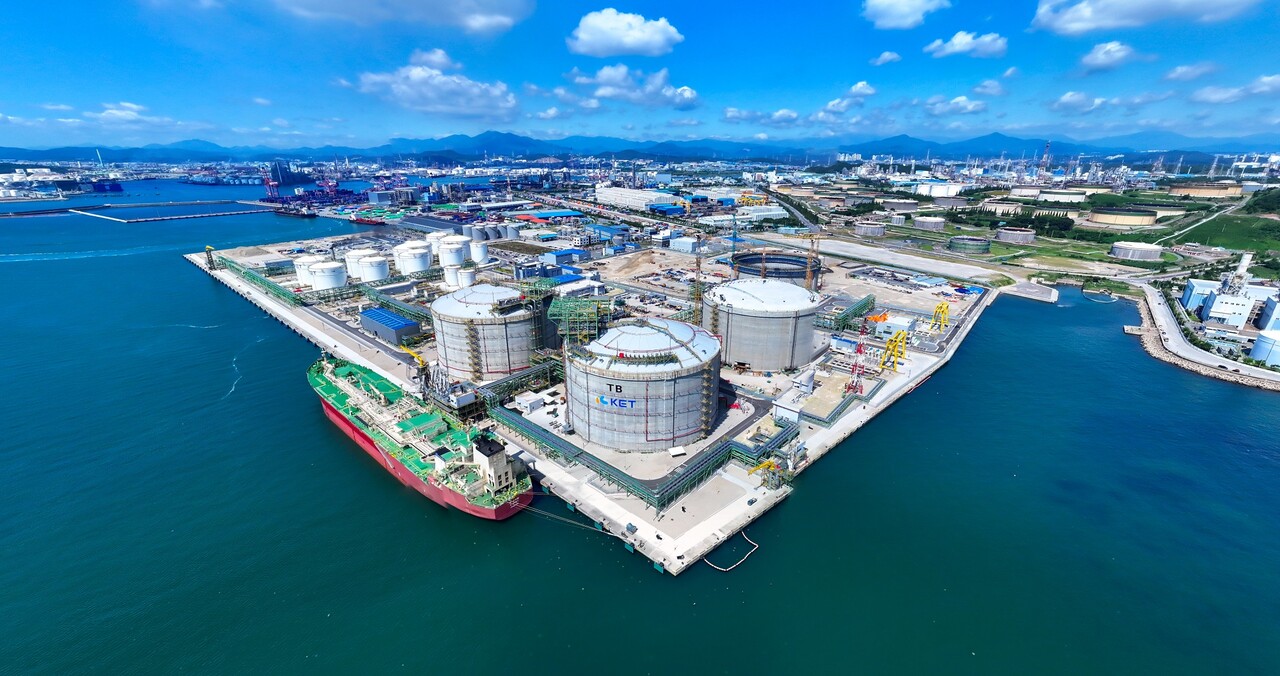 울산 북항 LNG, OIL 터미널 전경(출처=대우건설)