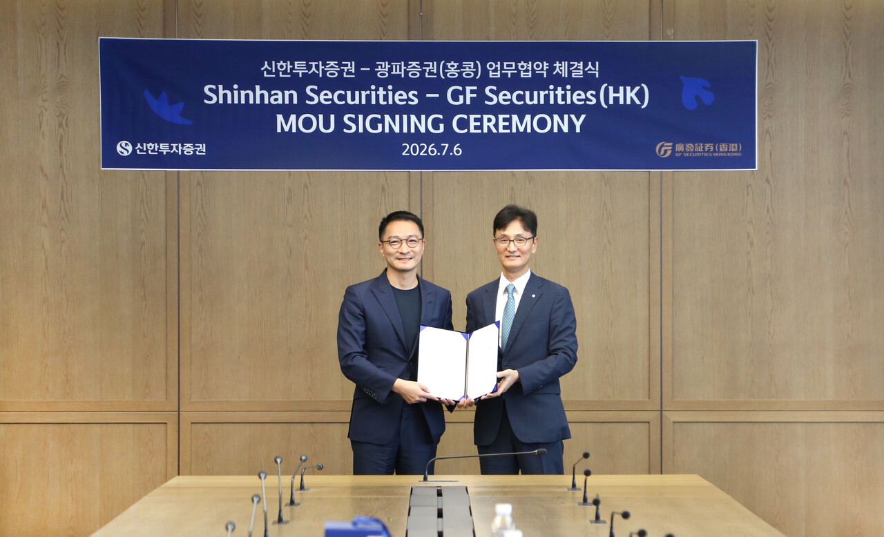 지난 6일 이선훈 신한투자증권 대표(오른쪽)가 차오 정 광파증권(홍콩) CEO와 함께 신한투자증권 본사에서 열린 MOU 체결식을 기념해 사진 촬영을 하고 있다. (출처=신한투자증권)