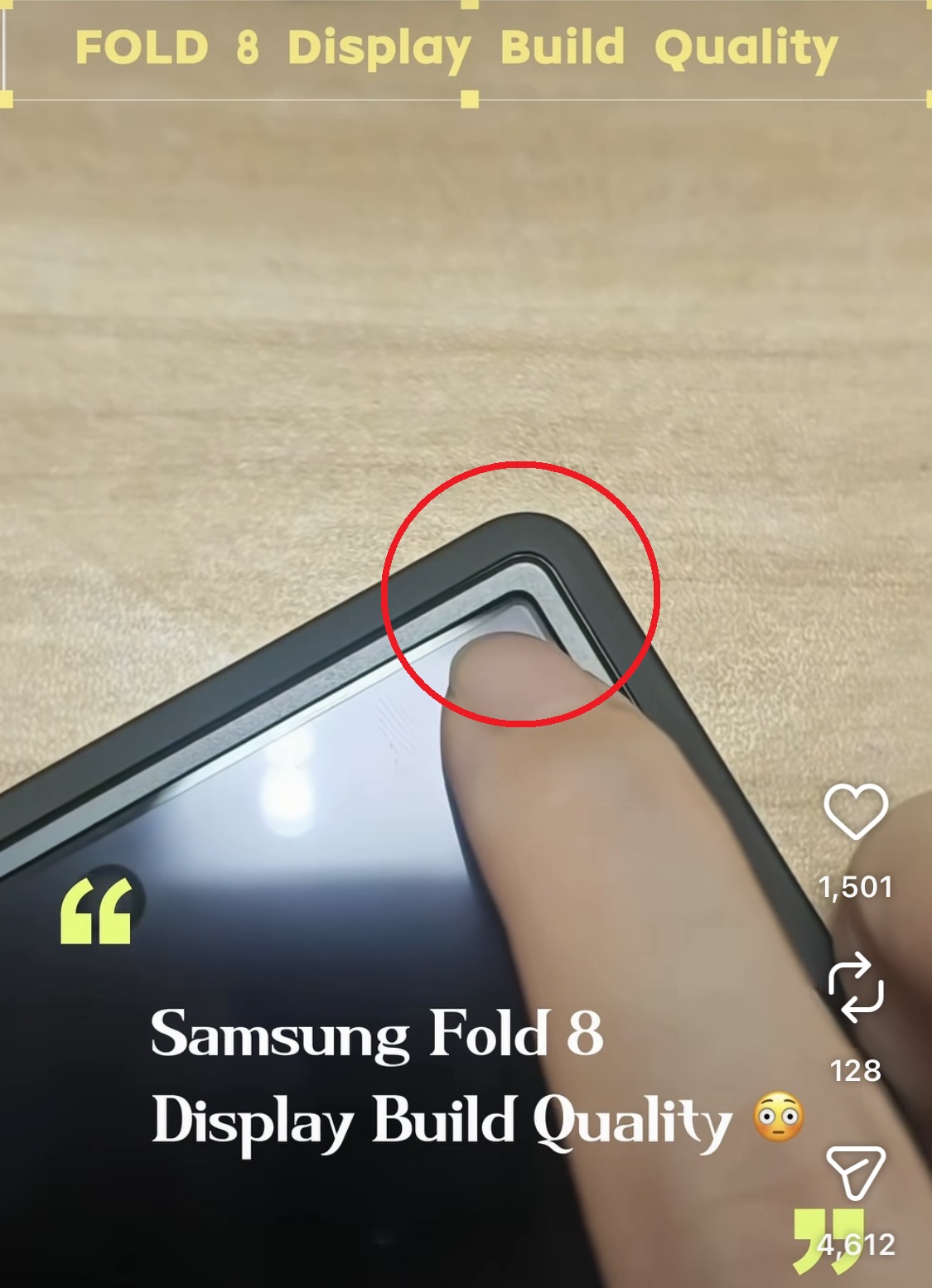 영상에서 갤럭시 Z 폴드8 디스플레이 모서리가 눌리는 모습을 캡처한 장면. (출처=인스타그램)
