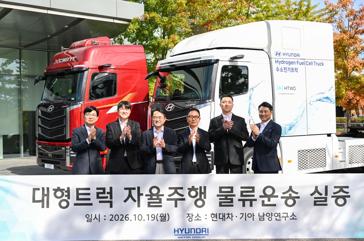 (왼쪽부터) 현대글로비스 미래물류기술센터 한규연 상무, 라이드플럭스 박중희 대표, 현대차 글로벌상용&LCV 사업본부 박철연 전무, 현대차·기아 상용LCM담당 박상현 부사장, 마스오토 박일수 대표, 현대모비스 통합구매실 남석윤 상무가 기념사진을 촬영하고 있다. (출처=현대차·기아)