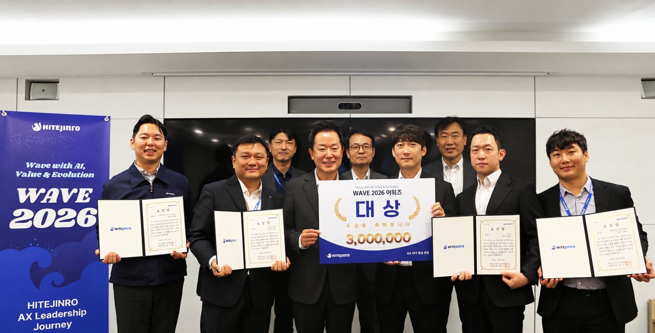 지난 21일 하이트진로 청담사옥에서 장인섭 하이트진로 대표(첫째 줄 왼쪽 세번째) 및 수상자를 포함한 임직원들이 참석한 가운데 ‘AX리더 1기 시상식’이 열렸다. (출처=하이트진로)